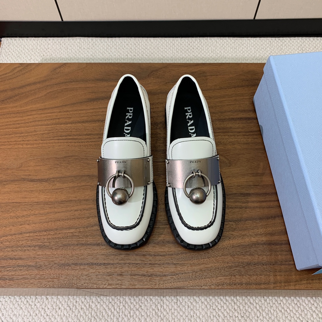【Prad*】一脚蹬乐福鞋。众多网红上脚，穿上增高休闲两不失误。
材质：鞋面开边珠，牛皮内里及垫脚。带l