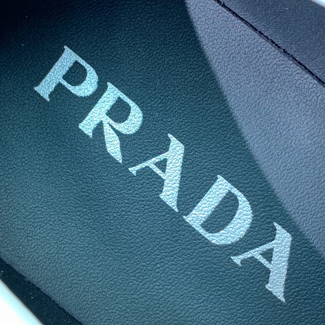 【Prad*】一脚蹬乐福鞋。众多网红上脚，穿上增高休闲两不失误。
材质：鞋面开边珠，牛皮内里及垫脚。带l