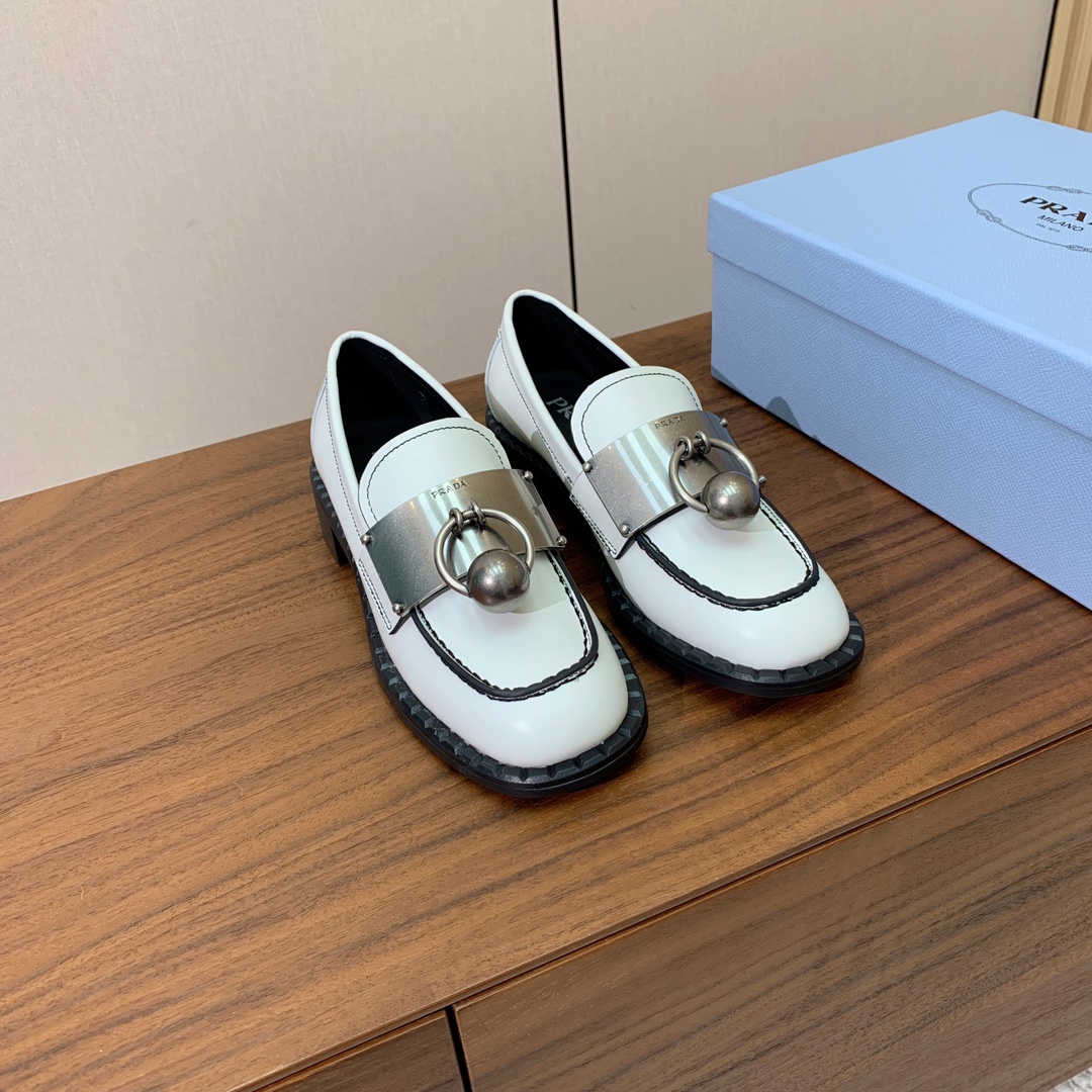 【Prad*】一脚蹬乐福鞋。众多网红上脚，穿上增高休闲两不失误。
材质：鞋面开边珠，牛皮内里及垫脚。带l