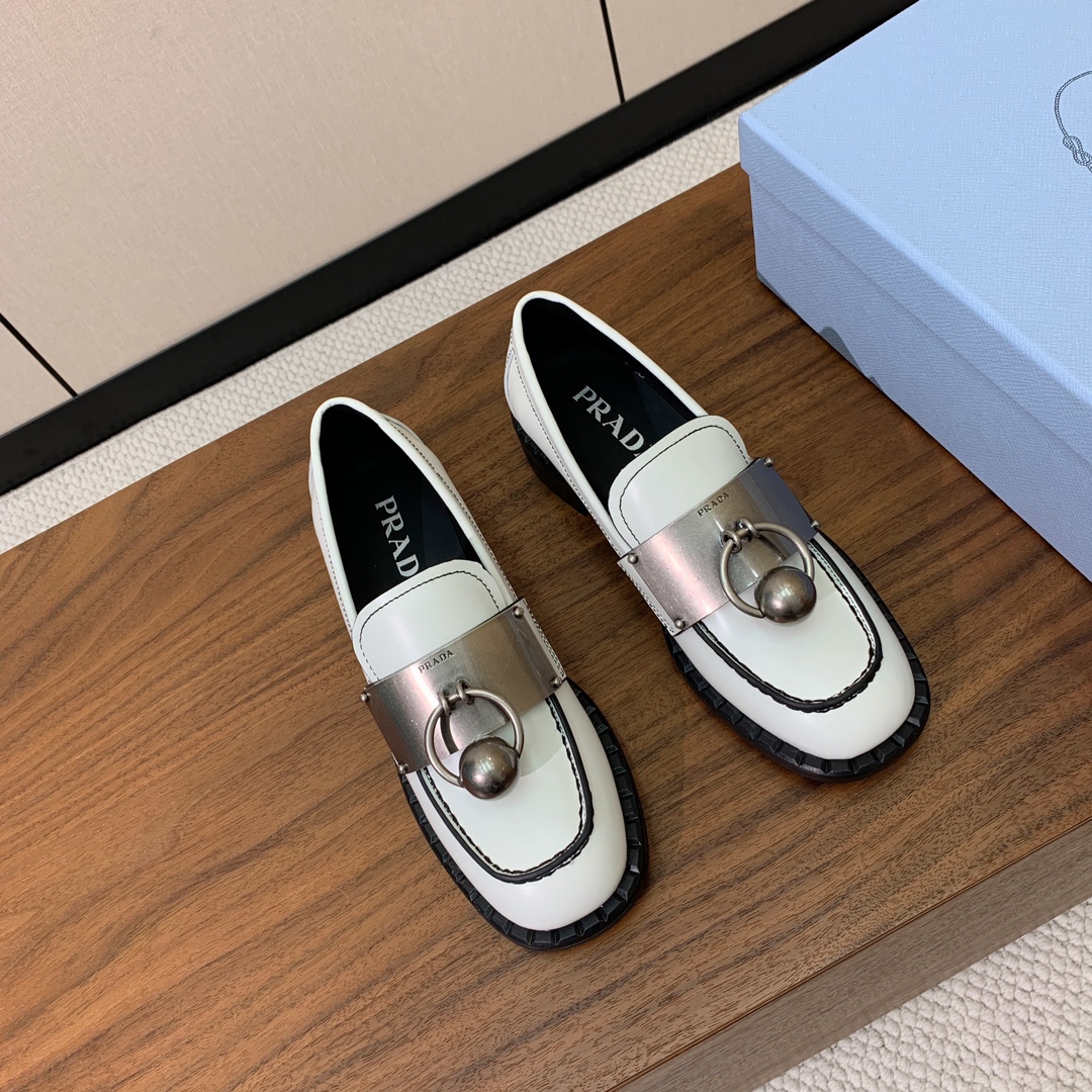 【Prad*】一脚蹬乐福鞋。众多网红上脚，穿上增高休闲两不失误。
材质：鞋面开边珠，牛皮内里及垫脚。带l