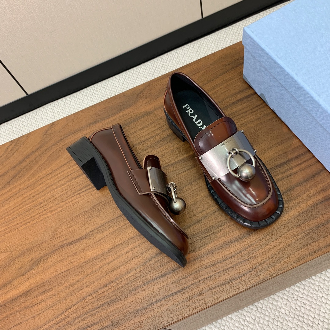 【Prad*】一脚蹬乐福鞋。众多网红上脚，穿上增高休闲两不失误。
材质：鞋面开边珠，牛皮内里及垫脚。带l