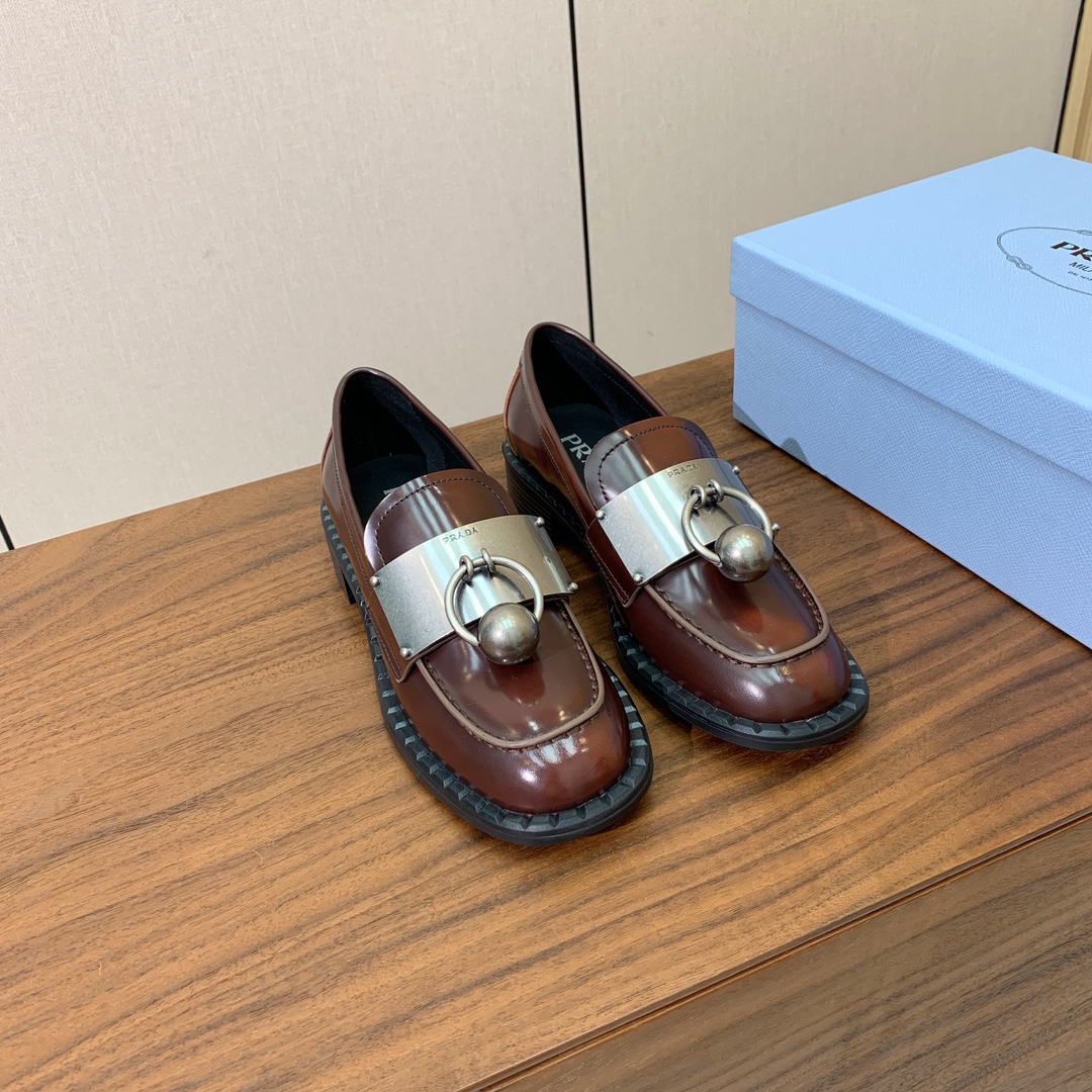 【Prad*】一脚蹬乐福鞋。众多网红上脚，穿上增高休闲两不失误。
材质：鞋面开边珠，牛皮内里及垫脚。带l