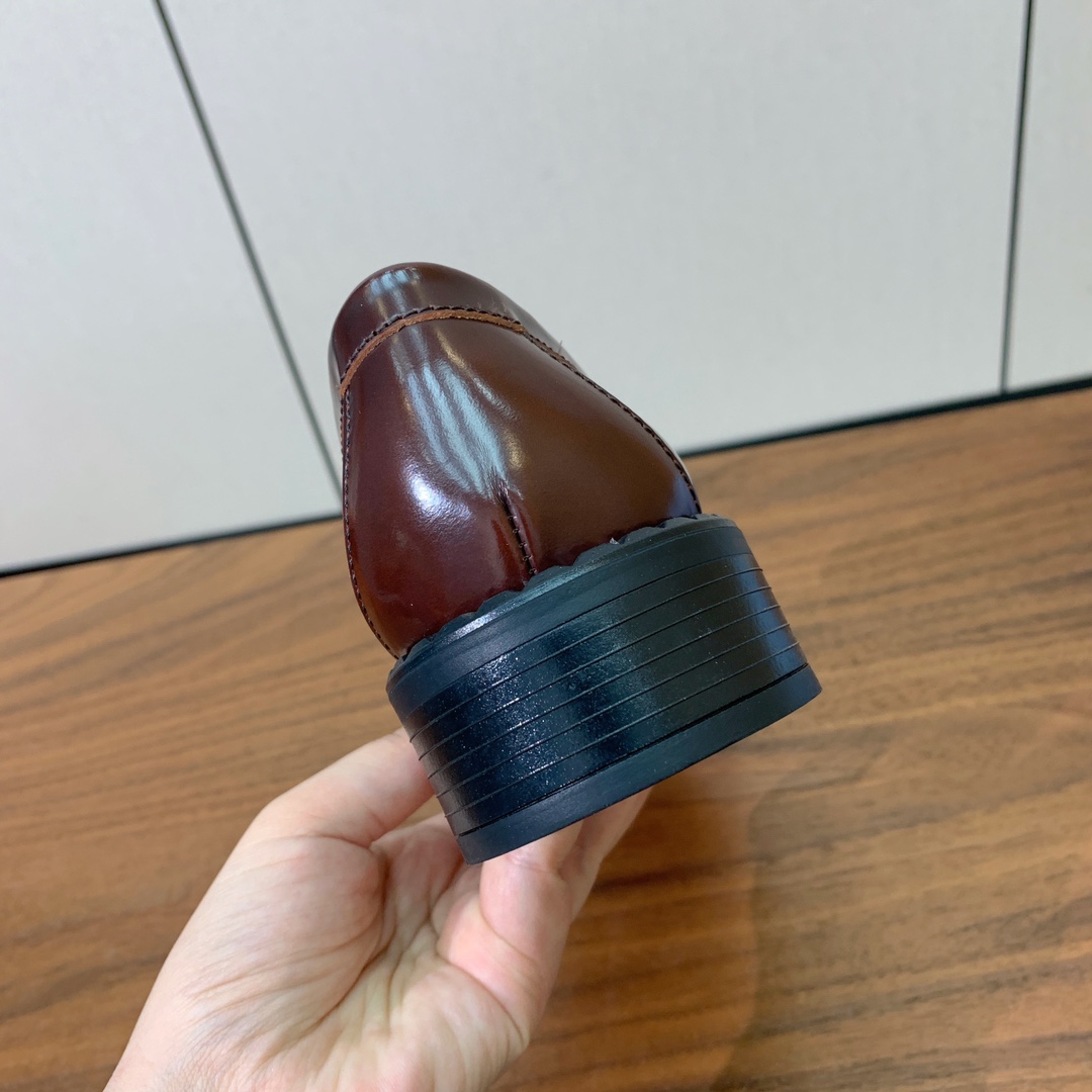 【Prad*】一脚蹬乐福鞋。众多网红上脚，穿上增高休闲两不失误。
材质：鞋面开边珠，牛皮内里及垫脚。带l