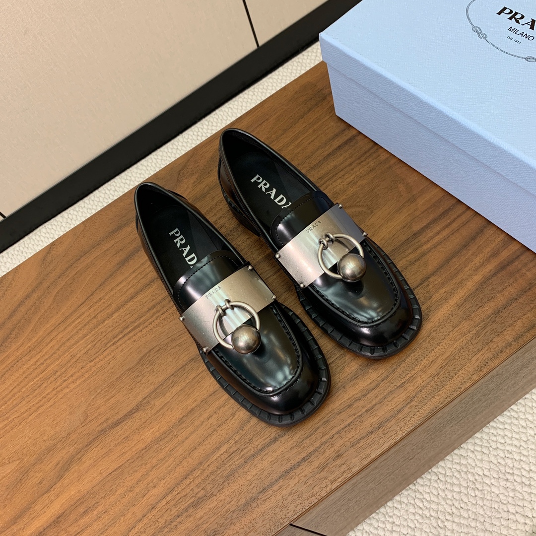 【Prad*】一脚蹬乐福鞋。众多网红上脚，穿上增高休闲两不失误。
材质：鞋面开边珠，牛皮内里及垫脚。带l