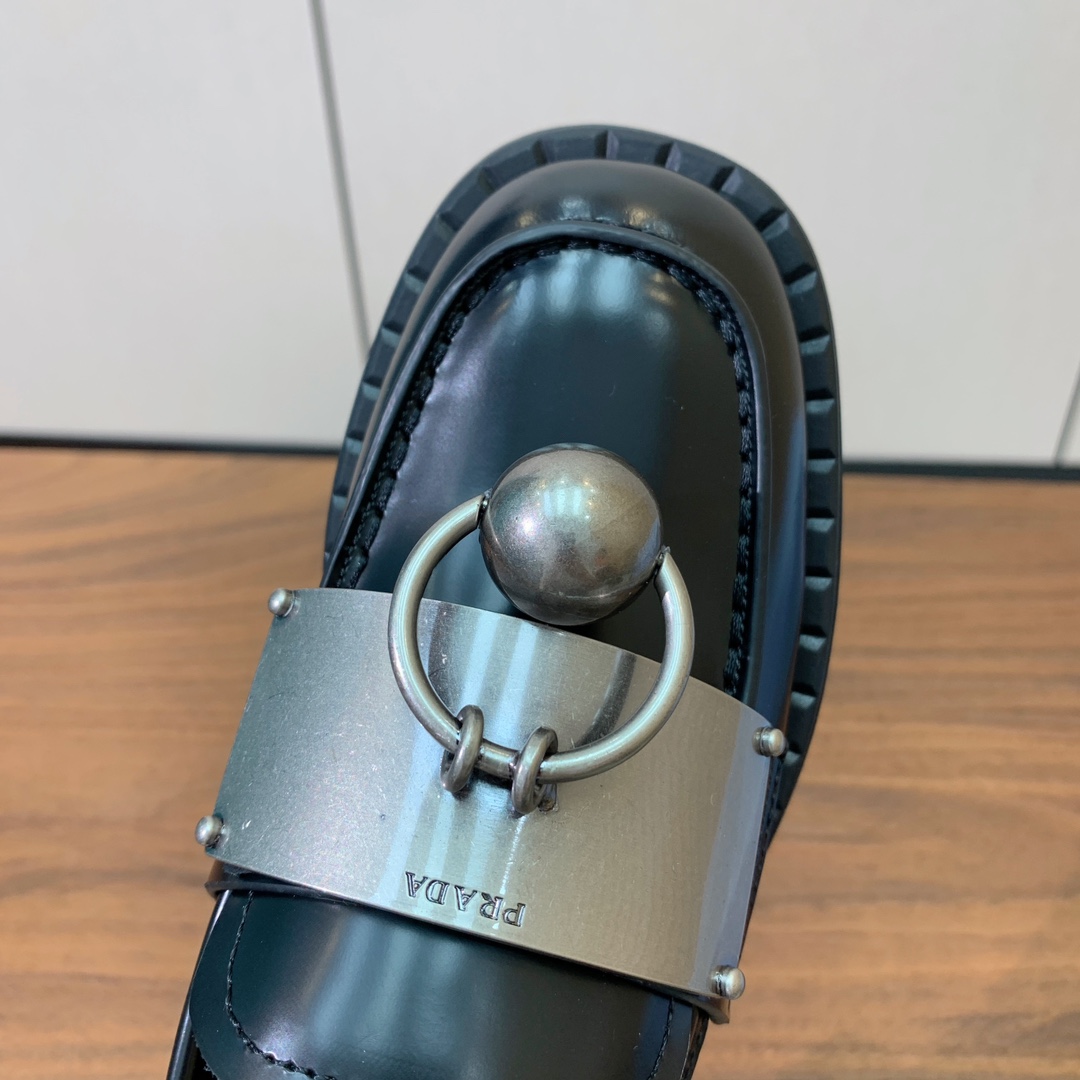 【Prad*】一脚蹬乐福鞋。众多网红上脚，穿上增高休闲两不失误。
材质：鞋面开边珠，牛皮内里及垫脚。带l