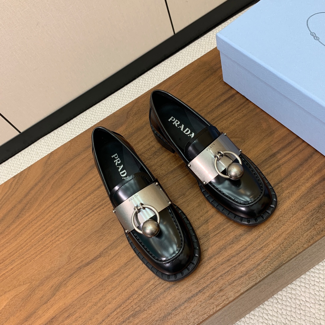 【Prad*】一脚蹬乐福鞋。众多网红上脚，穿上增高休闲两不失误。
材质：鞋面开边珠，牛皮内里及垫脚。带l