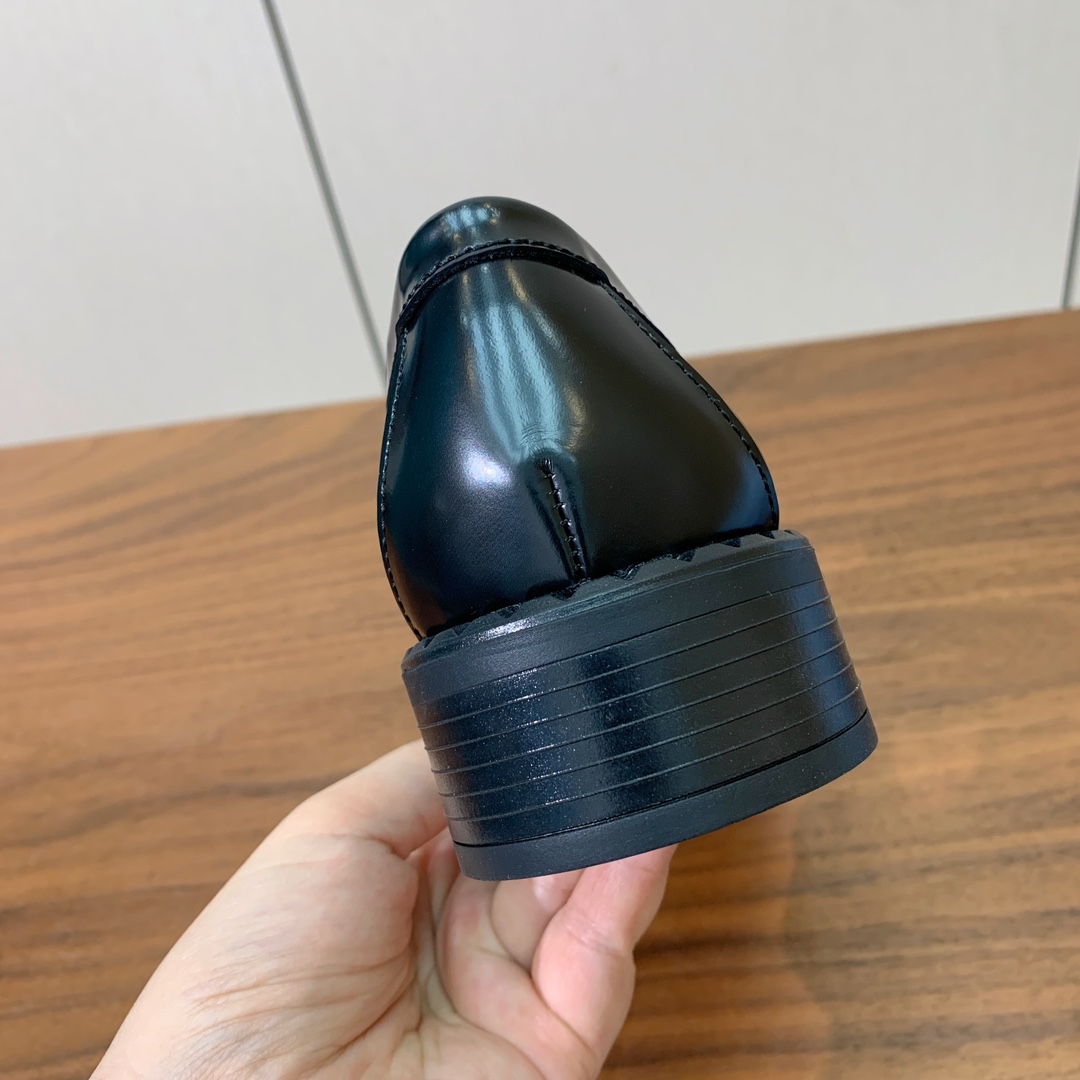 【Prad*】一脚蹬乐福鞋。众多网红上脚，穿上增高休闲两不失误。
材质：鞋面开边珠，牛皮内里及垫脚。带l