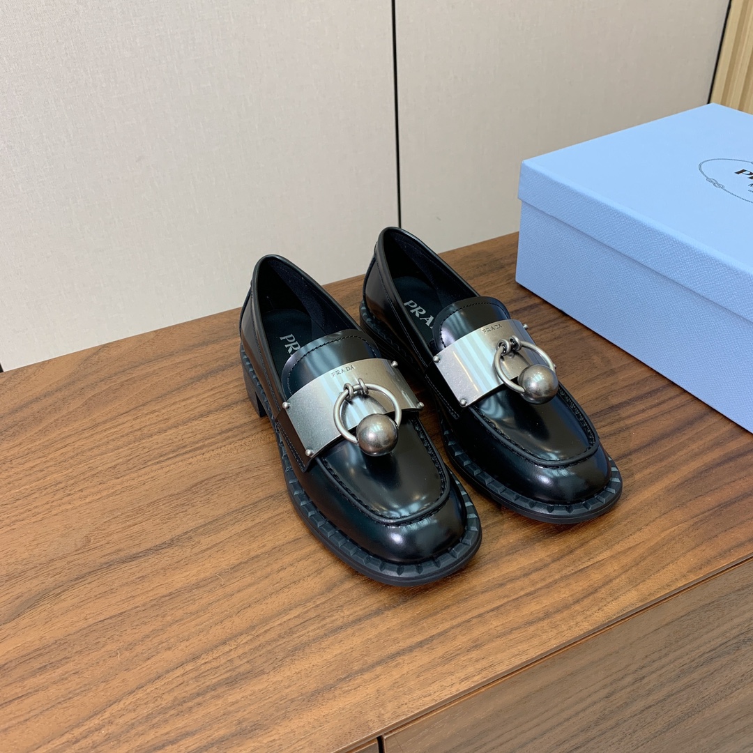 【Prad*】一脚蹬乐福鞋。众多网红上脚，穿上增高休闲两不失误。
材质：鞋面开边珠，牛皮内里及垫脚。带l