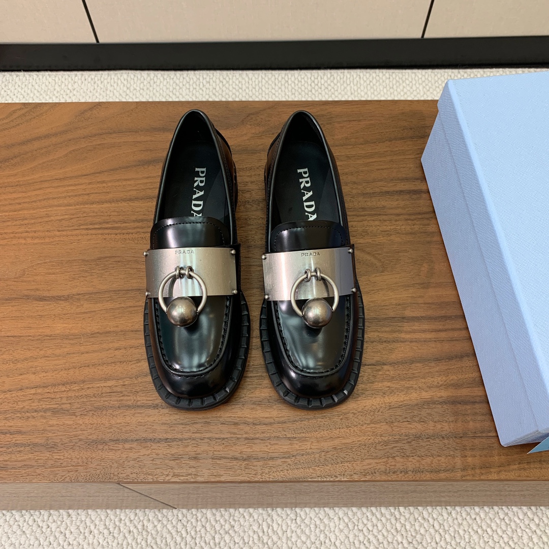 【Prad*】一脚蹬乐福鞋。众多网红上脚，穿上增高休闲两不失误。
材质：鞋面开边珠，牛皮内里及垫脚。带l