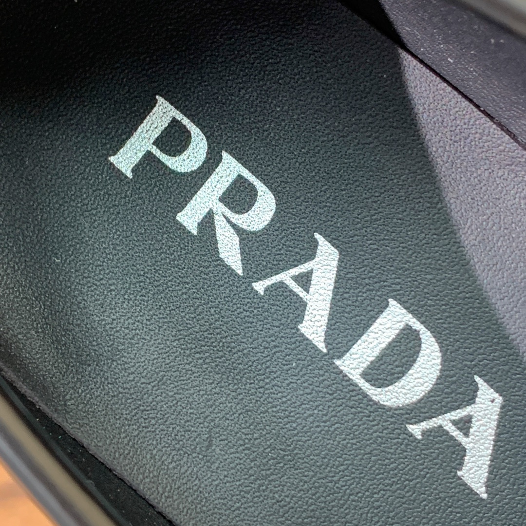 【Prad*】一脚蹬乐福鞋。众多网红上脚，穿上增高休闲两不失误。
材质：鞋面开边珠，牛皮内里及垫脚。带l