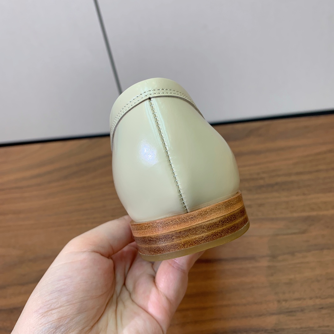 【Gianvit* Ross*】乐福鞋。现代优雅风格。鞋面开边珠，羊皮内里及垫脚。真皮大底。
码数：35