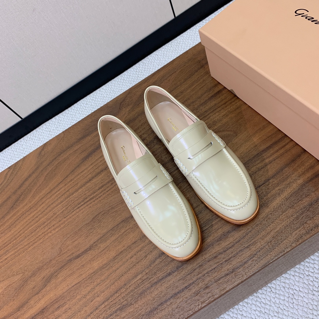 【Gianvit* Ross*】乐福鞋。现代优雅风格。鞋面开边珠，羊皮内里及垫脚。真皮大底。
码数：35