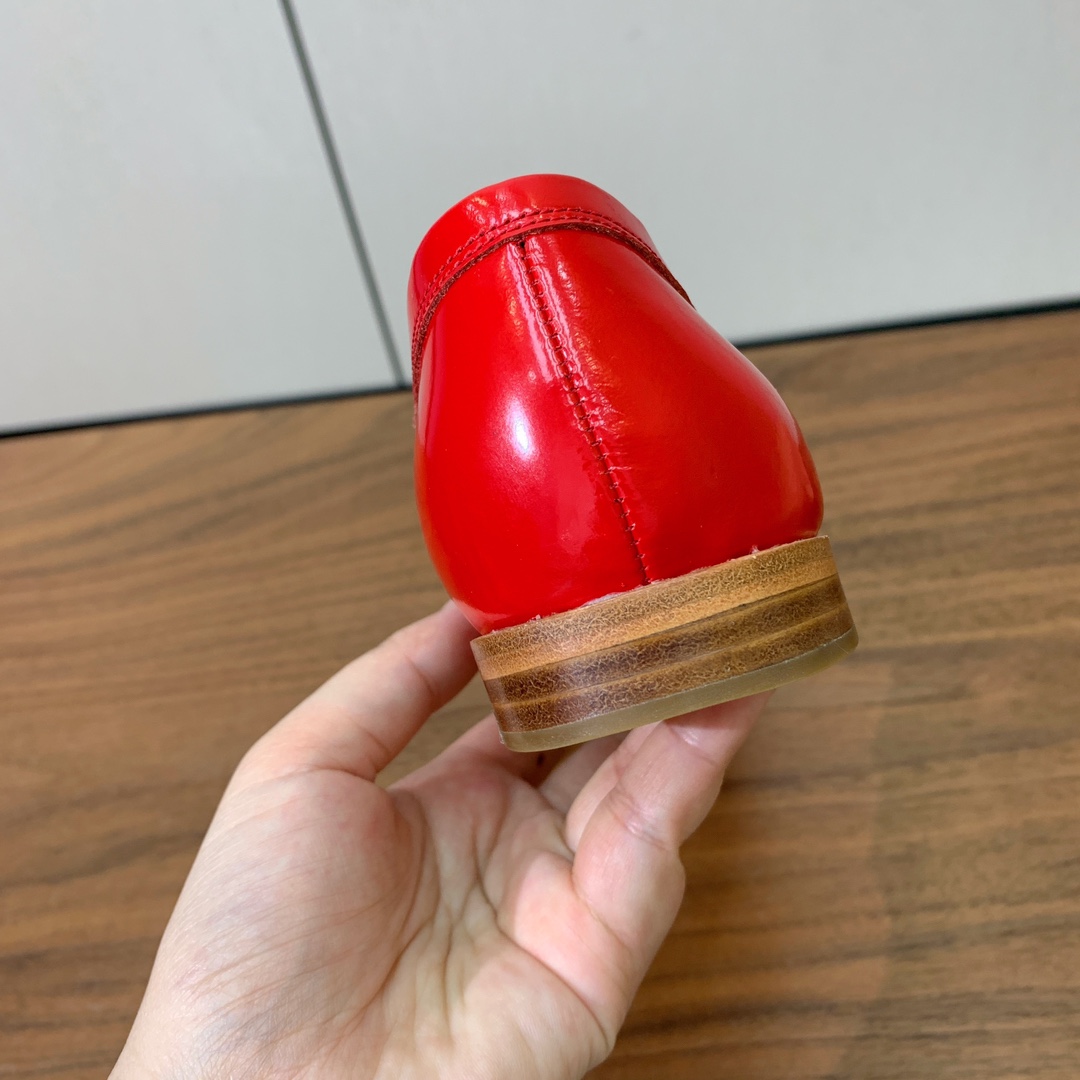 【Gianvit* Ross*】乐福鞋。现代优雅风格。鞋面开边珠，羊皮内里及垫脚。真皮大底。
码数：35