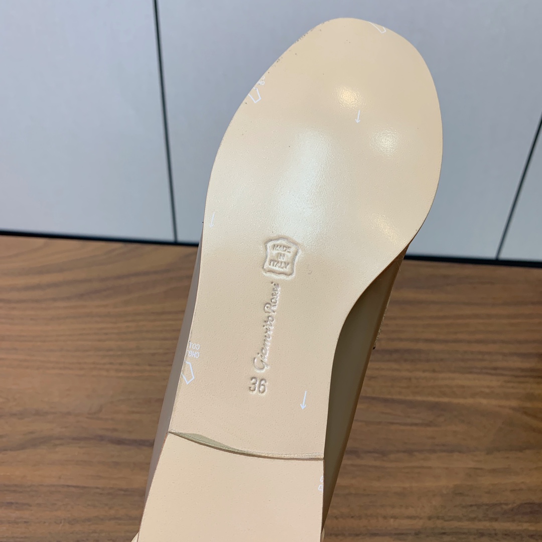 【Gianvit* Ross*】乐福鞋。现代优雅风格。鞋面开边珠，羊皮内里及垫脚。真皮大底。
码数：35