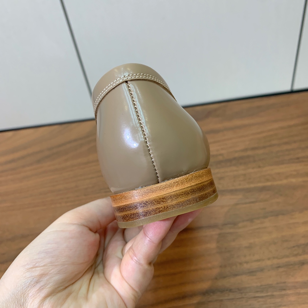 【Gianvit* Ross*】乐福鞋。现代优雅风格。鞋面开边珠，羊皮内里及垫脚。真皮大底。
码数：35
