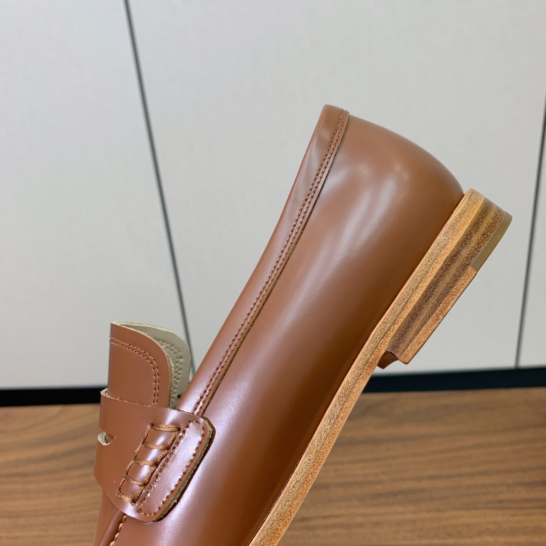 【Gianvit* Ross*】乐福鞋。现代优雅风格。鞋面开边珠，羊皮内里及垫脚。真皮大底。
码数：35