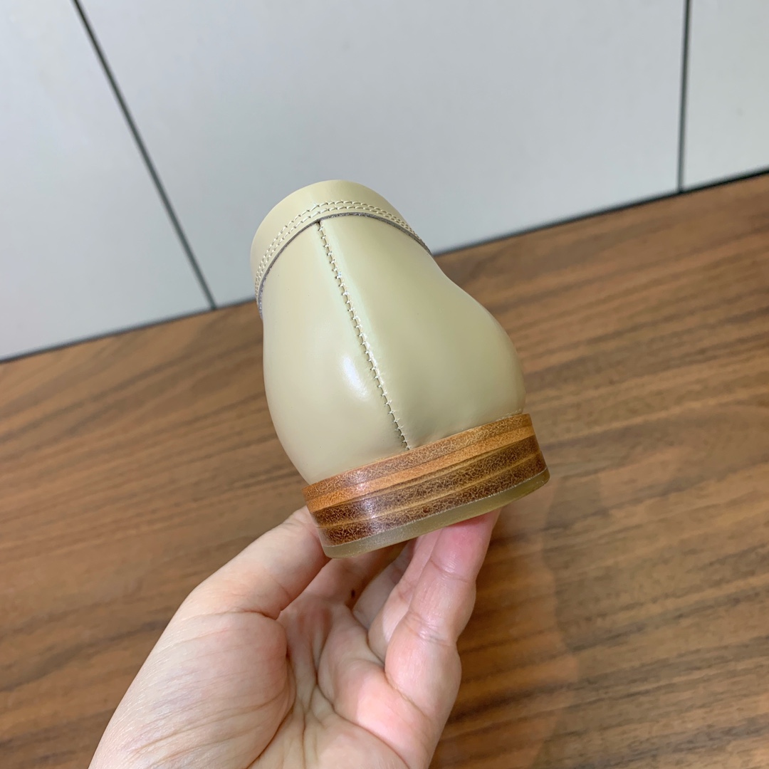 【Gianvit* Ross*】乐福鞋。现代优雅风格。鞋面开边珠，羊皮内里及垫脚。真皮大底。
码数：35