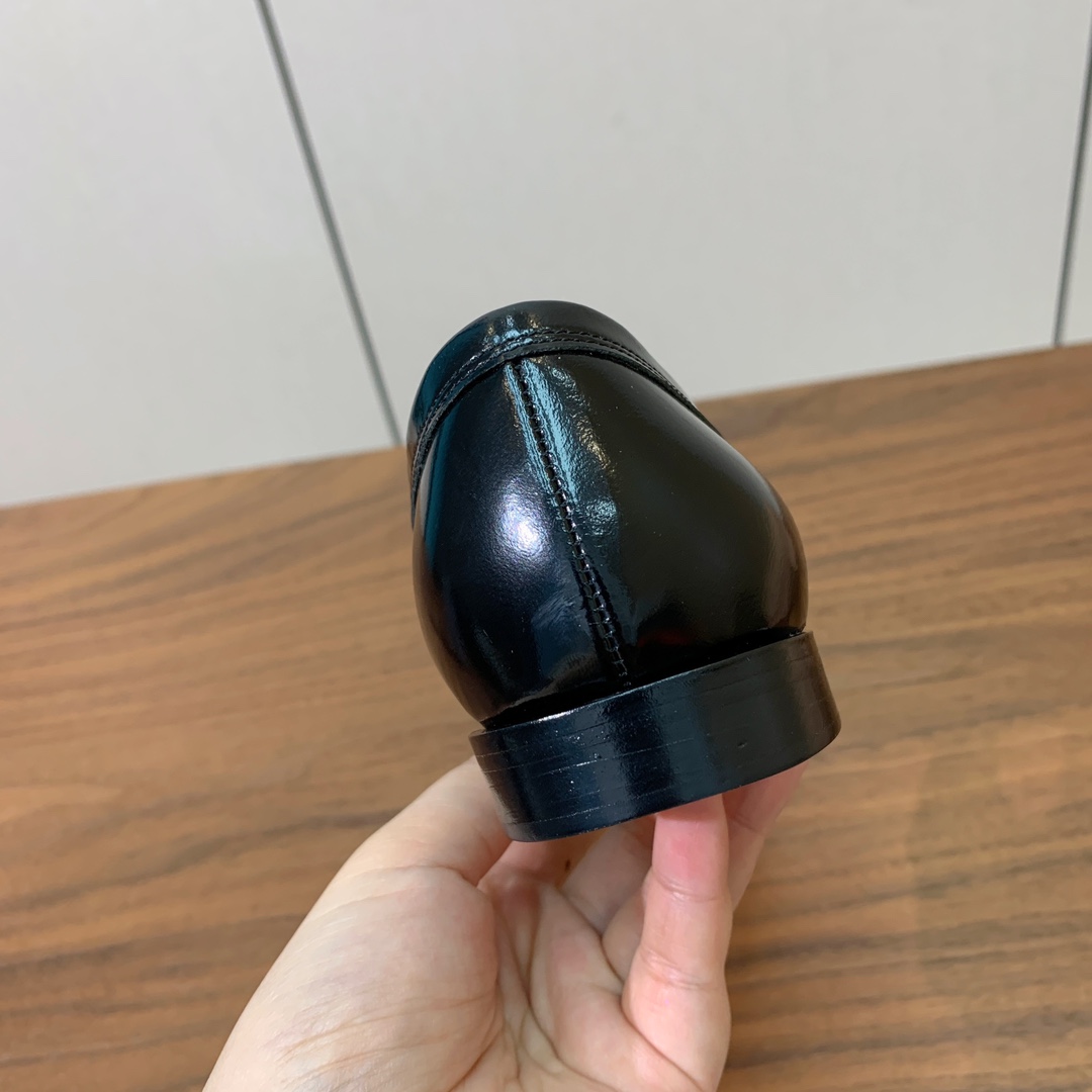 【Gianvit* Ross*】乐福鞋。现代优雅风格。鞋面开边珠，羊皮内里及垫脚。真皮大底。
码数：35