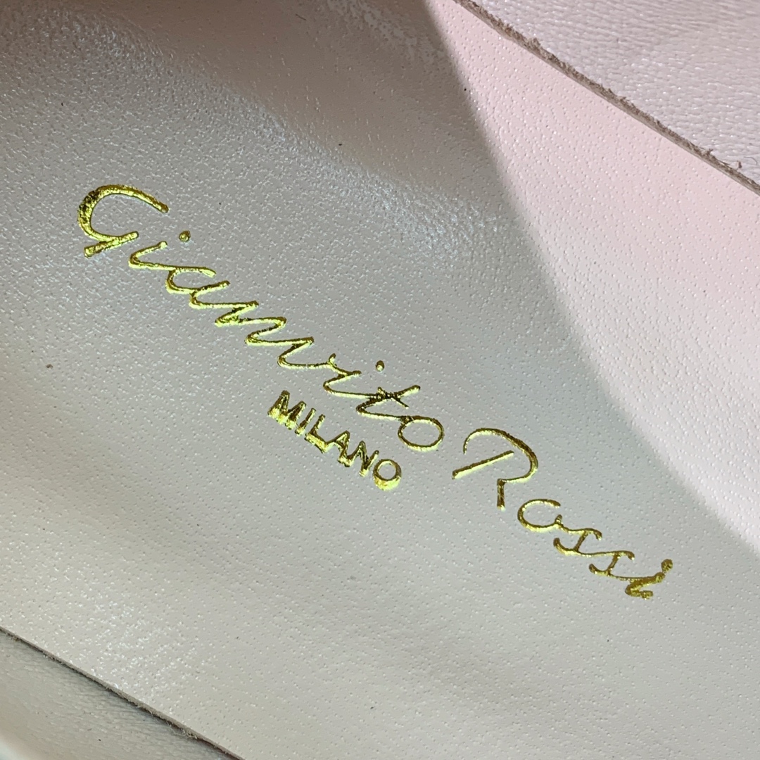 【Gianvit* Ross*】乐福鞋。现代优雅风格。鞋面开边珠，羊皮内里及垫脚。真皮大底。
码数：35