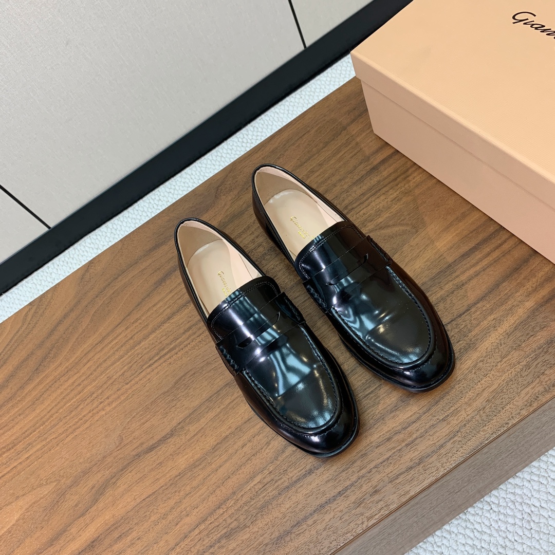 【Gianvit* Ross*】乐福鞋。现代优雅风格。鞋面开边珠，羊皮内里及垫脚。真皮大底。
码数：35