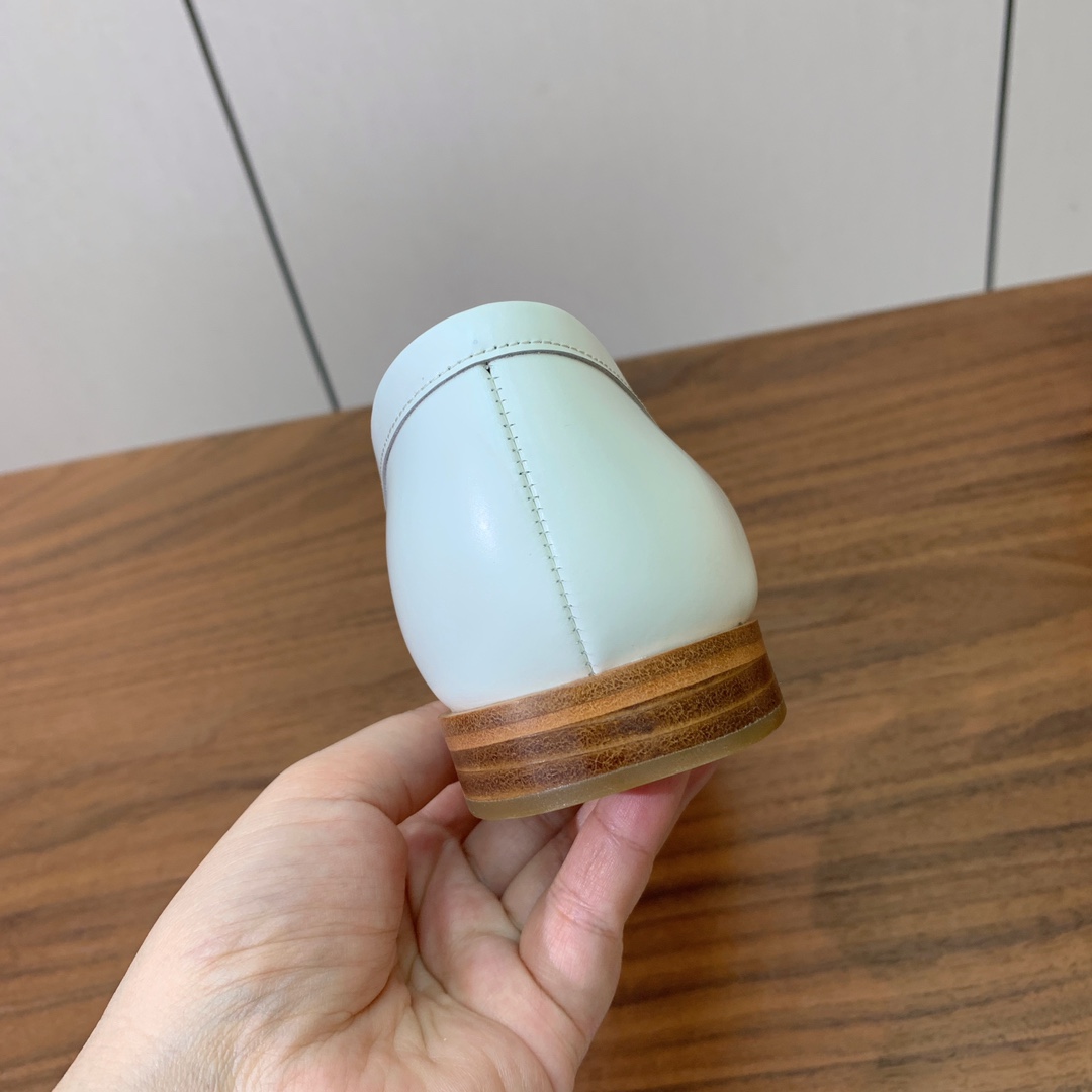 【Gianvit* Ross*】乐福鞋。现代优雅风格。鞋面开边珠，羊皮内里及垫脚。真皮大底。
码数：35