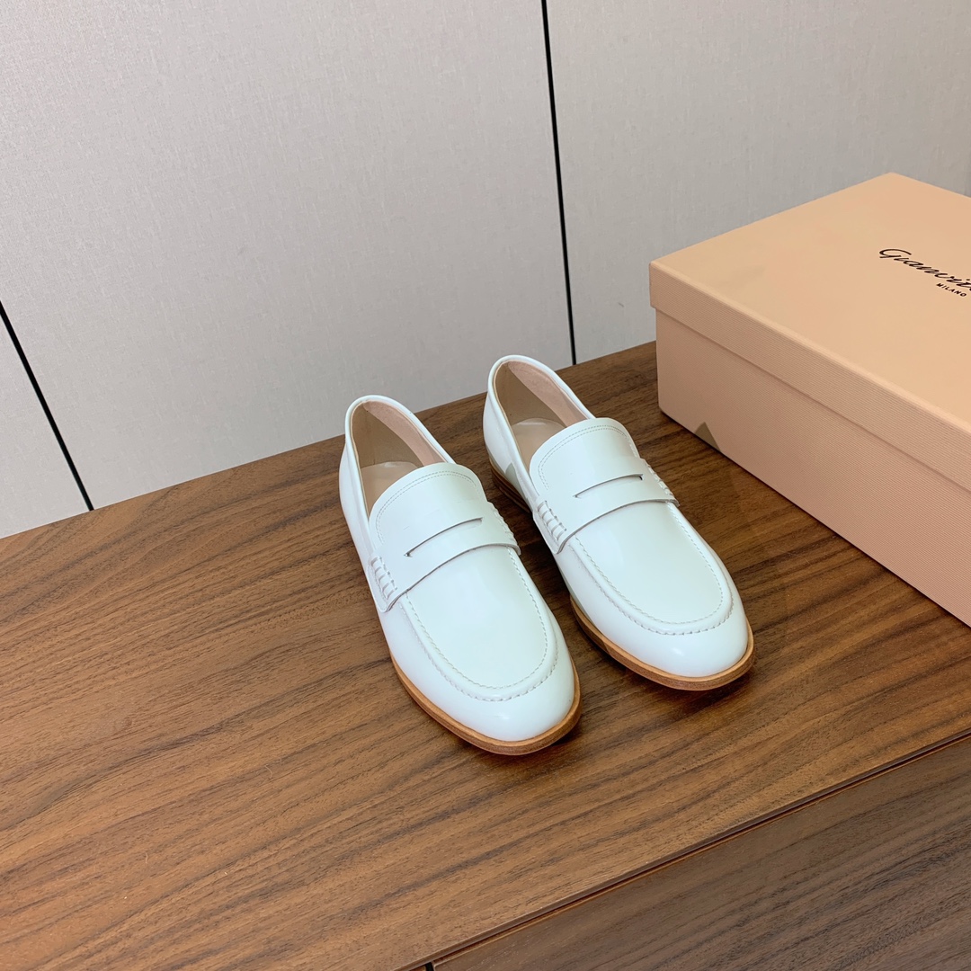 【Gianvit* Ross*】乐福鞋。现代优雅风格。鞋面开边珠，羊皮内里及垫脚。真皮大底。
码数：35