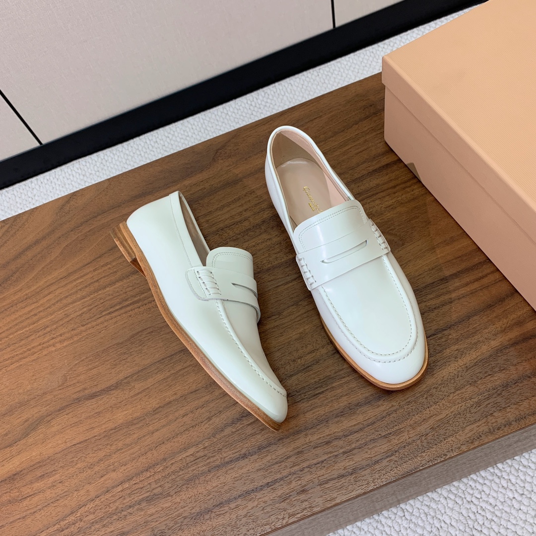 【Gianvit* Ross*】乐福鞋。现代优雅风格。鞋面开边珠，羊皮内里及垫脚。真皮大底。
码数：35