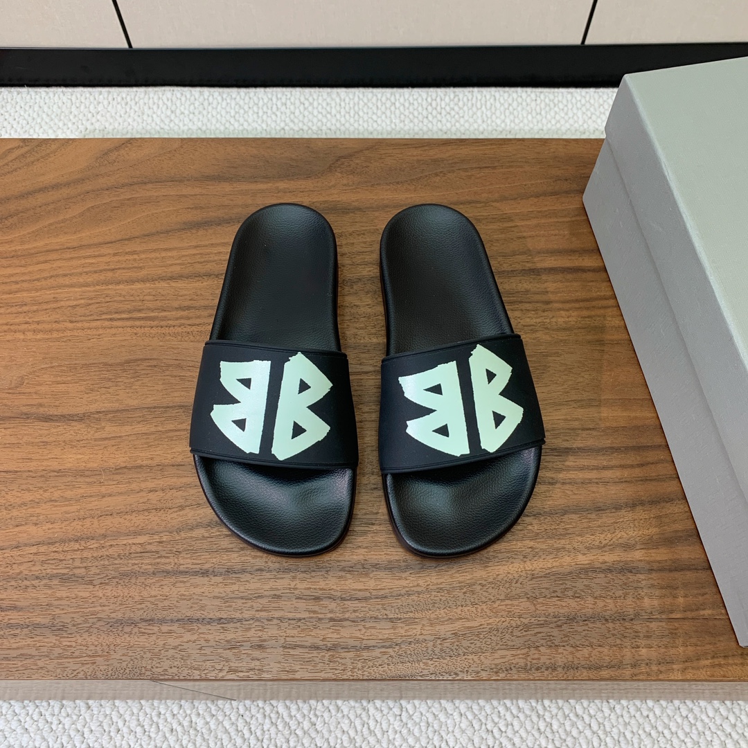 【Balengiacig*】经典拖鞋。一比一私模，突出后跟Logo，鞋底采用传统上乘PU，防滑耐磨，柔软