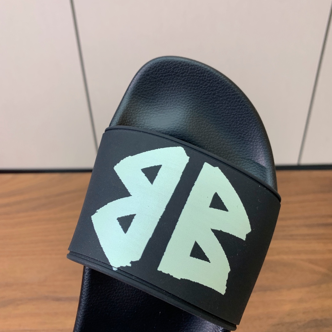 【Balengiacig*】经典拖鞋。一比一私模，突出后跟Logo，鞋底采用传统上乘PU，防滑耐磨，柔软