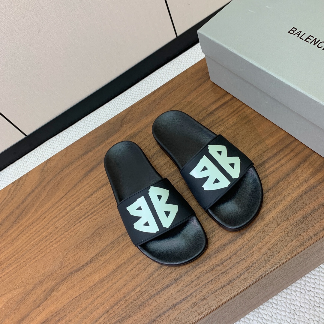 【Balengiacig*】经典拖鞋。一比一私模，突出后跟Logo，鞋底采用传统上乘PU，防滑耐磨，柔软