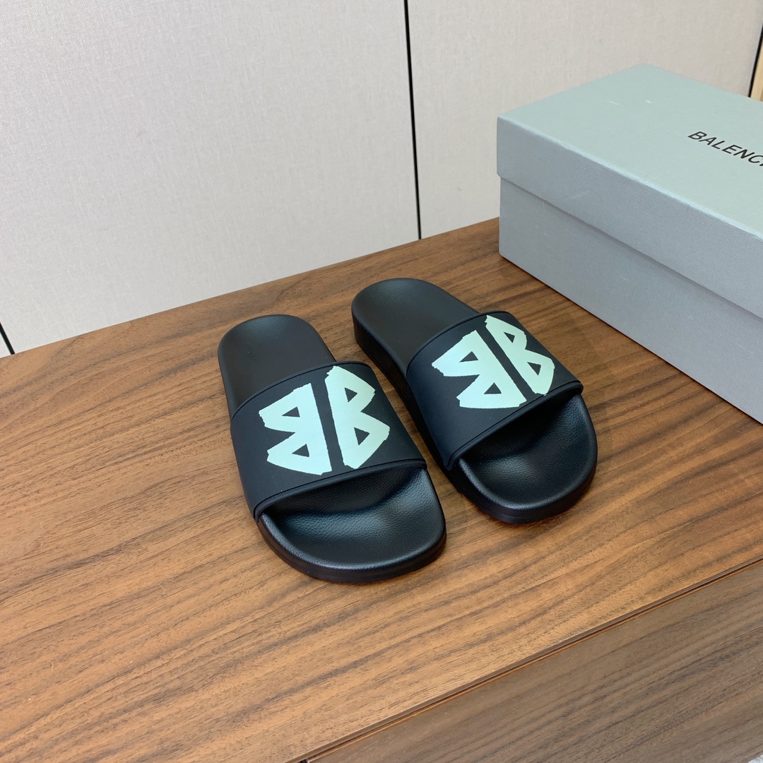 【Balengiacig*】经典拖鞋。一比一私模，突出后跟Logo，鞋底采用传统上乘PU，防滑耐磨，柔软