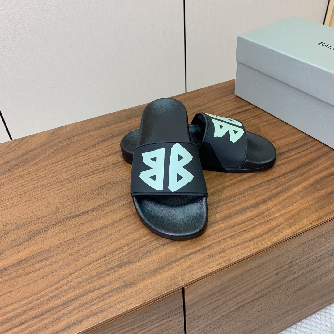 【Balengiacig*】经典拖鞋。一比一私模，突出后跟Logo，鞋底采用传统上乘PU，防滑耐磨，柔软
