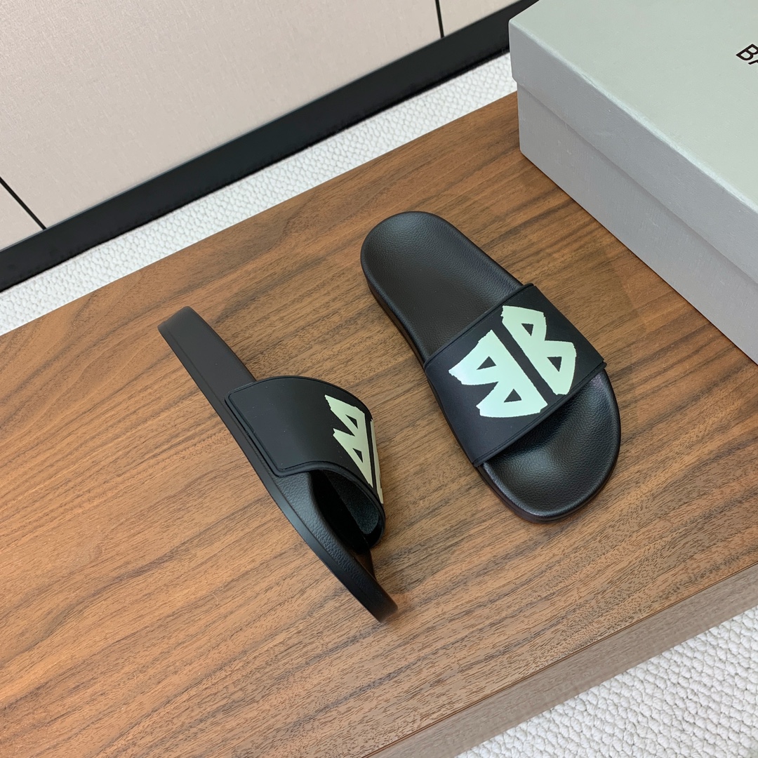 【Balengiacig*】经典拖鞋。一比一私模，突出后跟Logo，鞋底采用传统上乘PU，防滑耐磨，柔软