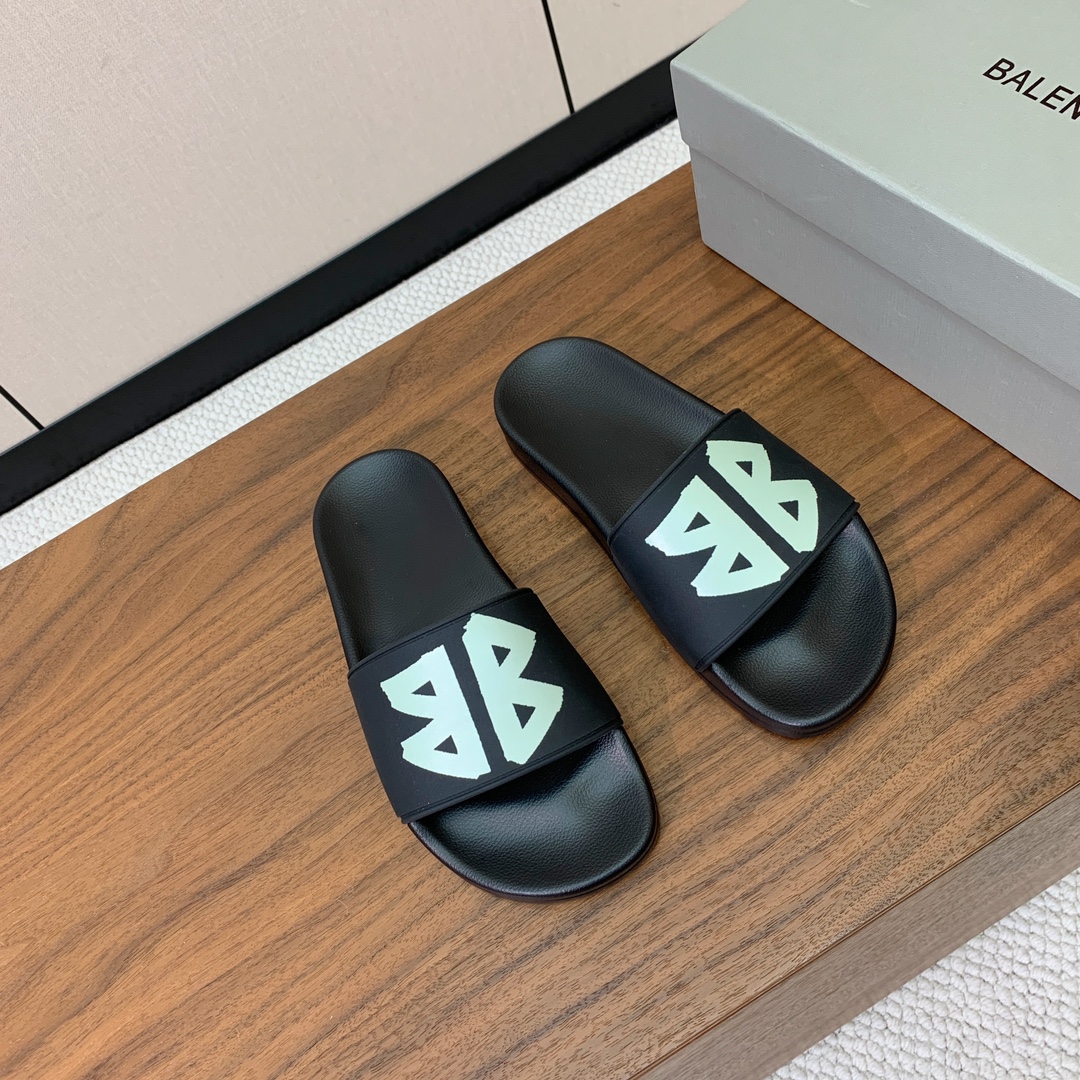 【Balengiacig*】经典拖鞋。一比一私模，突出后跟Logo，鞋底采用传统上乘PU，防滑耐磨，柔软