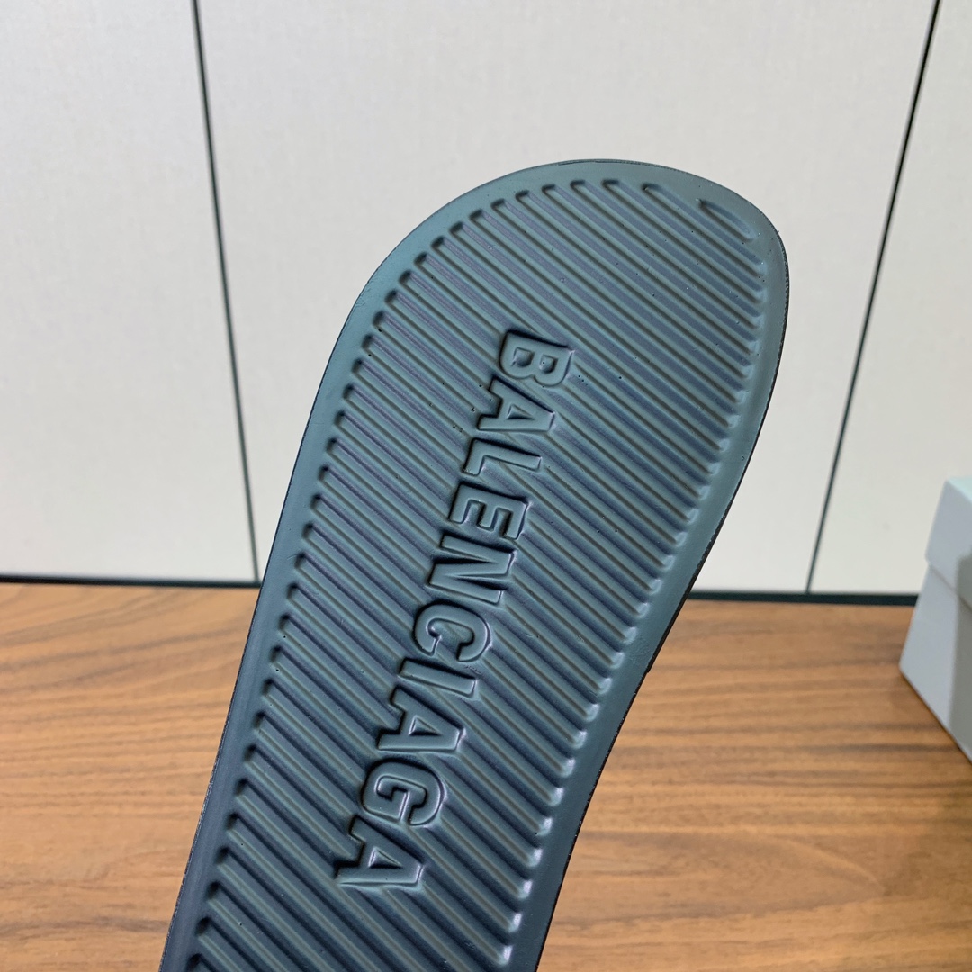 【Balengiacig*】经典拖鞋。一比一私模，突出后跟Logo，鞋底采用传统上乘PU，防滑耐磨，柔软