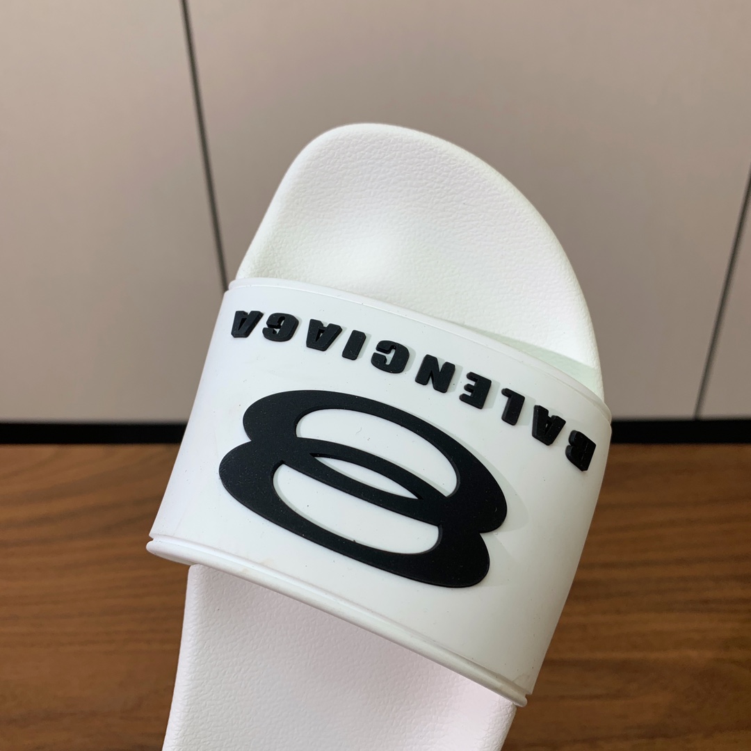 【Balengiacig*】经典拖鞋。一比一私模，突出后跟Logo，鞋底采用传统上乘PU，防滑耐磨，柔软