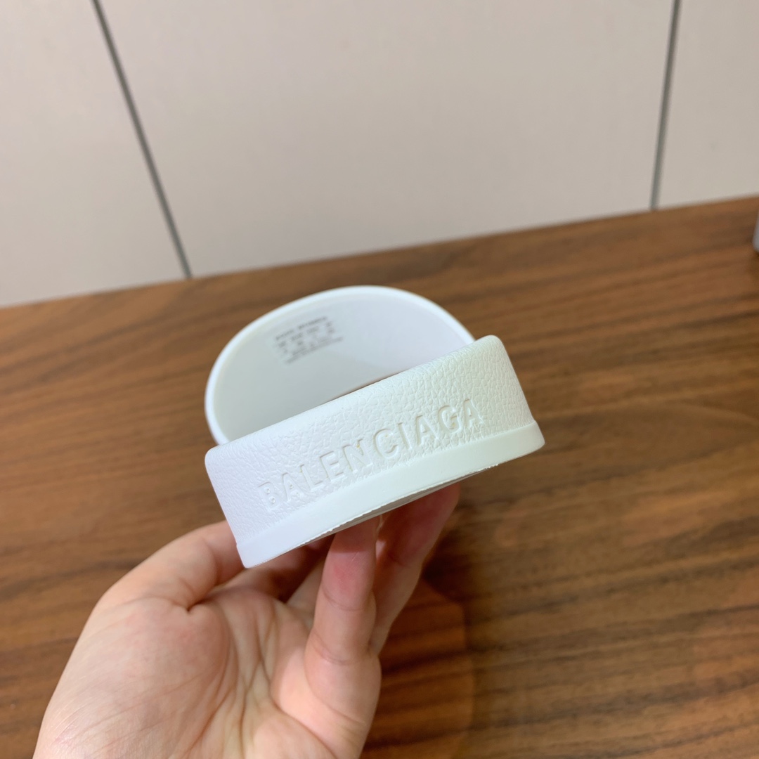 【Balengiacig*】经典拖鞋。一比一私模，突出后跟Logo，鞋底采用传统上乘PU，防滑耐磨，柔软