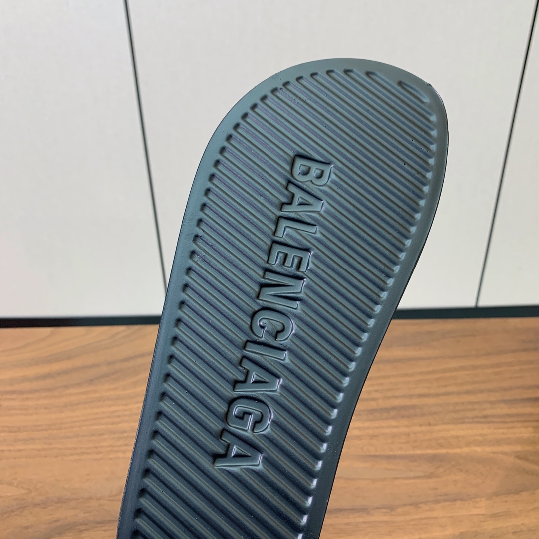 【Balengiacig*】经典拖鞋。一比一私模，突出后跟Logo，鞋底采用传统上乘PU，防滑耐磨，柔软