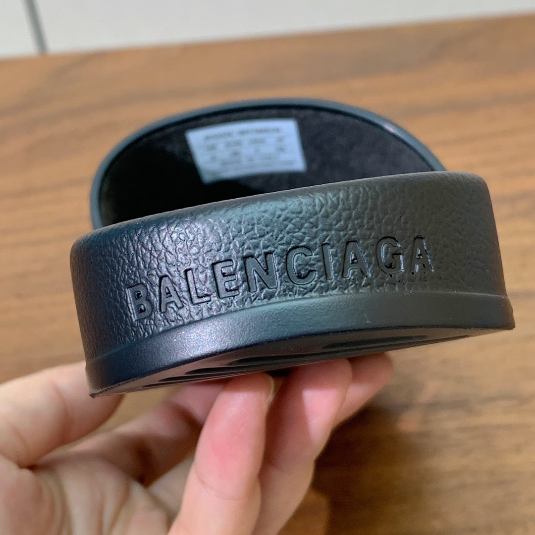【Balengiacig*】经典拖鞋。一比一私模，突出后跟Logo，鞋底采用传统上乘PU，防滑耐磨，柔软