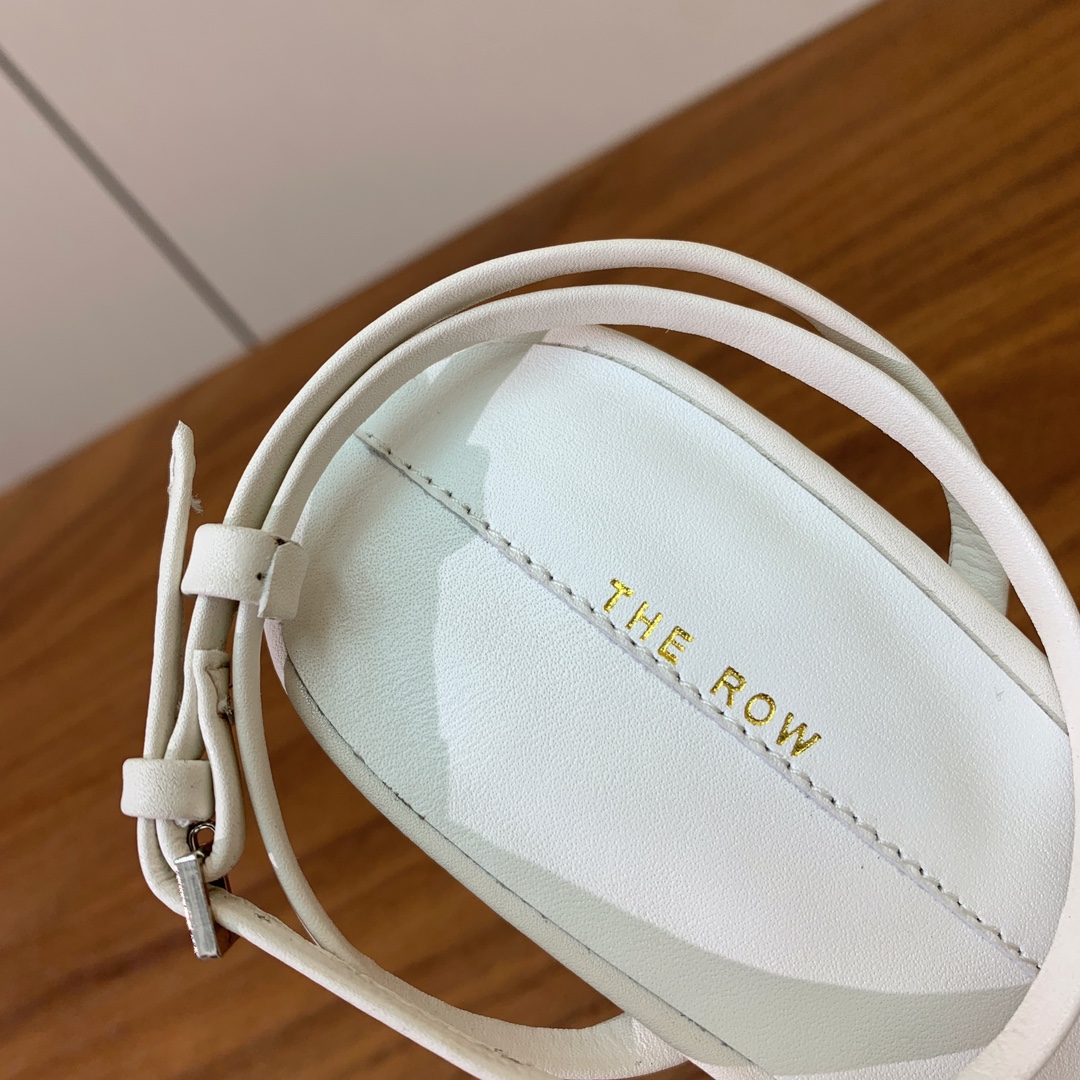 【The row】圆头凉鞋。超强设计感，线条简洁流畅。虽然没有过多的元素点缀，但真的很高级很百搭！鞋面牛