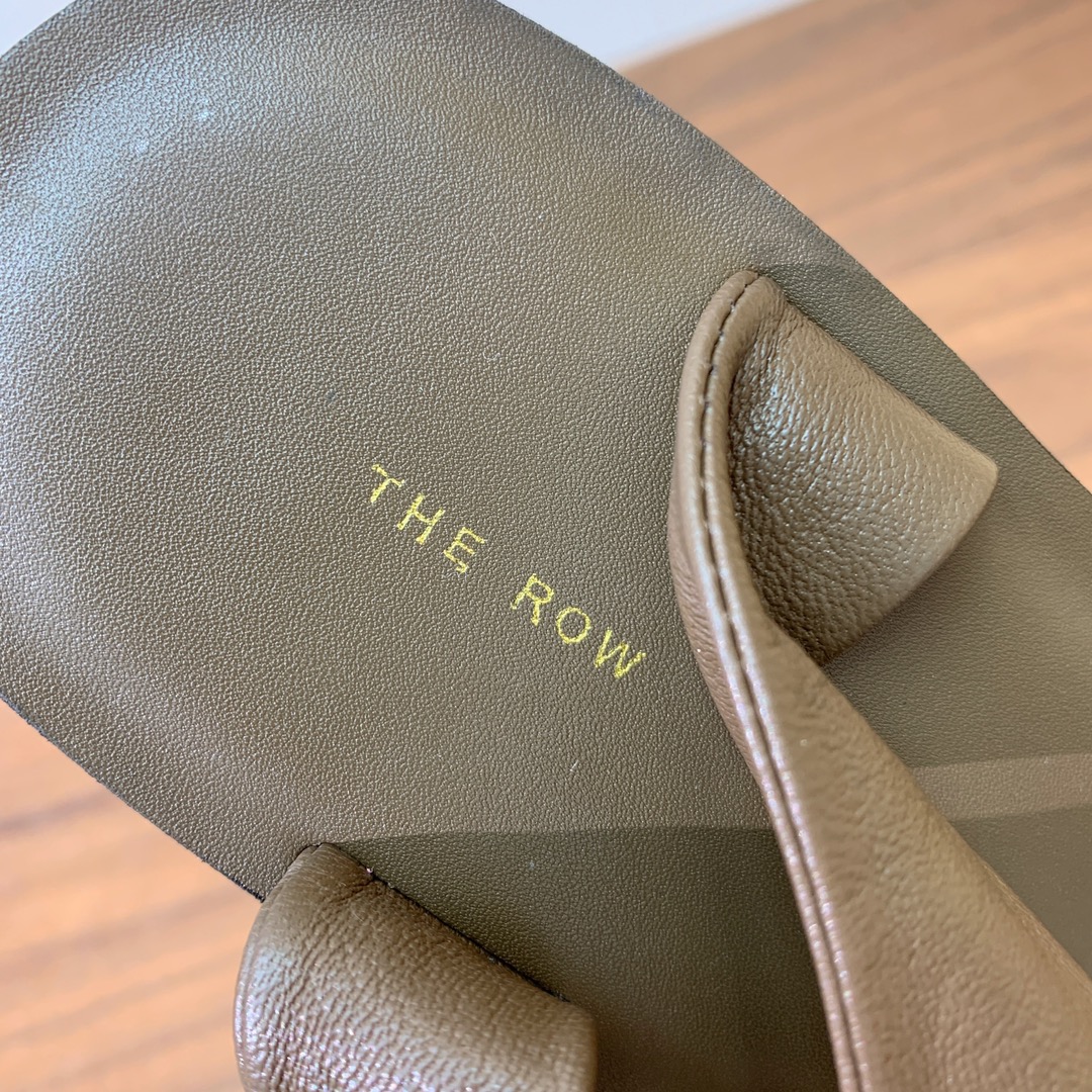 【The row】绑带夹脚凉鞋。超强设计感，线条简洁流畅。虽然没有过多的元素点缀，但真的很高级很百搭！双