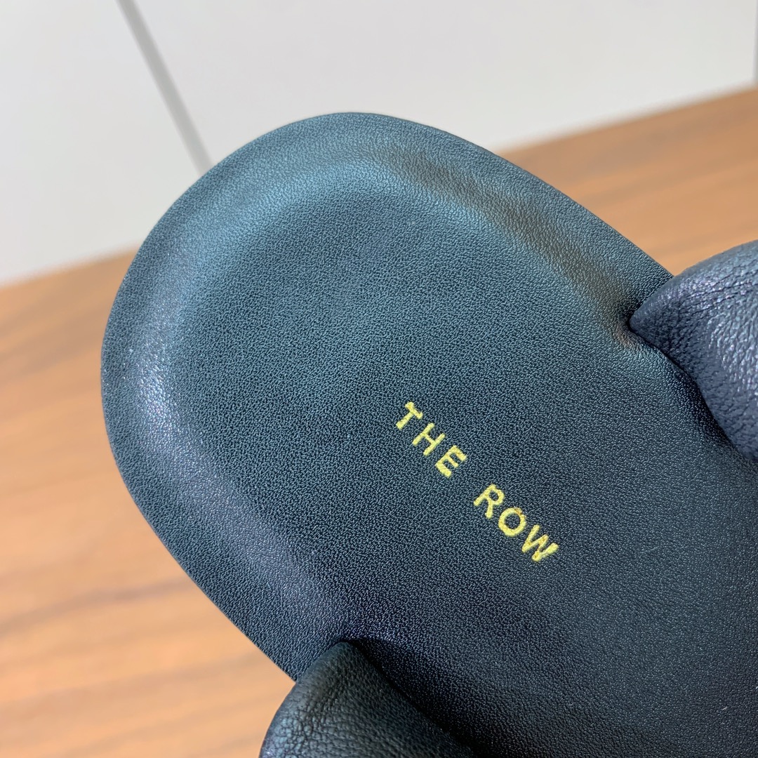 【The row】绑带夹脚凉鞋。超强设计感，线条简洁流畅。虽然没有过多的元素点缀，但真的很高级很百搭！双