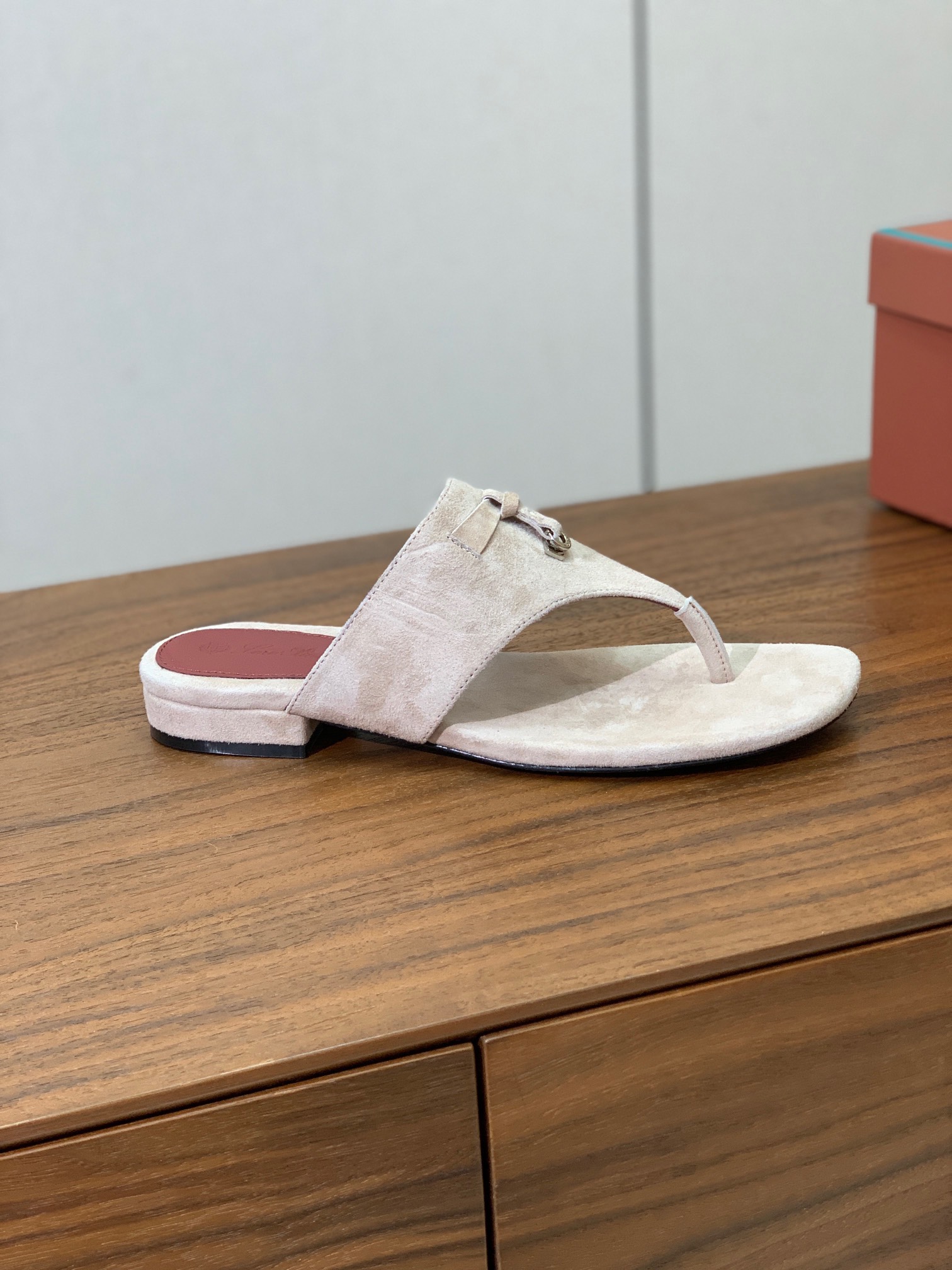 【Loro Piana】人字拖鞋。意大利顶级羊绒复古优雅低调奢华。时尚性与皮料实用性同样兼具依然全网最高
