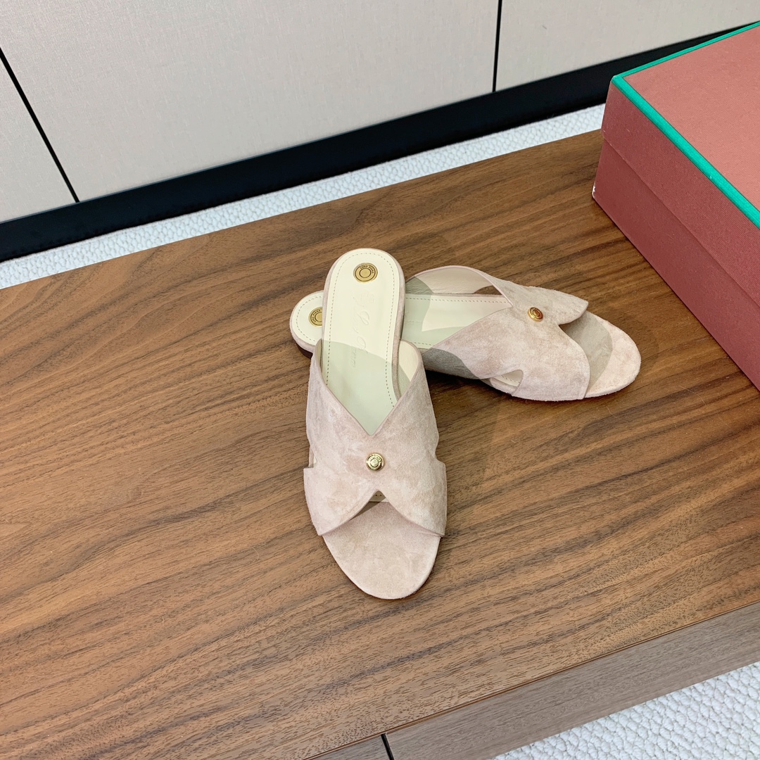 【Loro Piana】经典复古绝美平底拖鞋。简约即时髦、松弛的高级感。感受夏日感高级穿搭。面料羊京，内