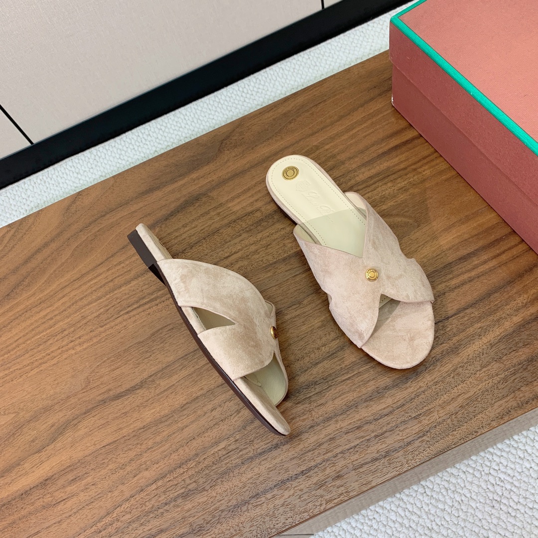 【Loro Piana】经典复古绝美平底拖鞋。简约即时髦、松弛的高级感。感受夏日感高级穿搭。面料羊京，内