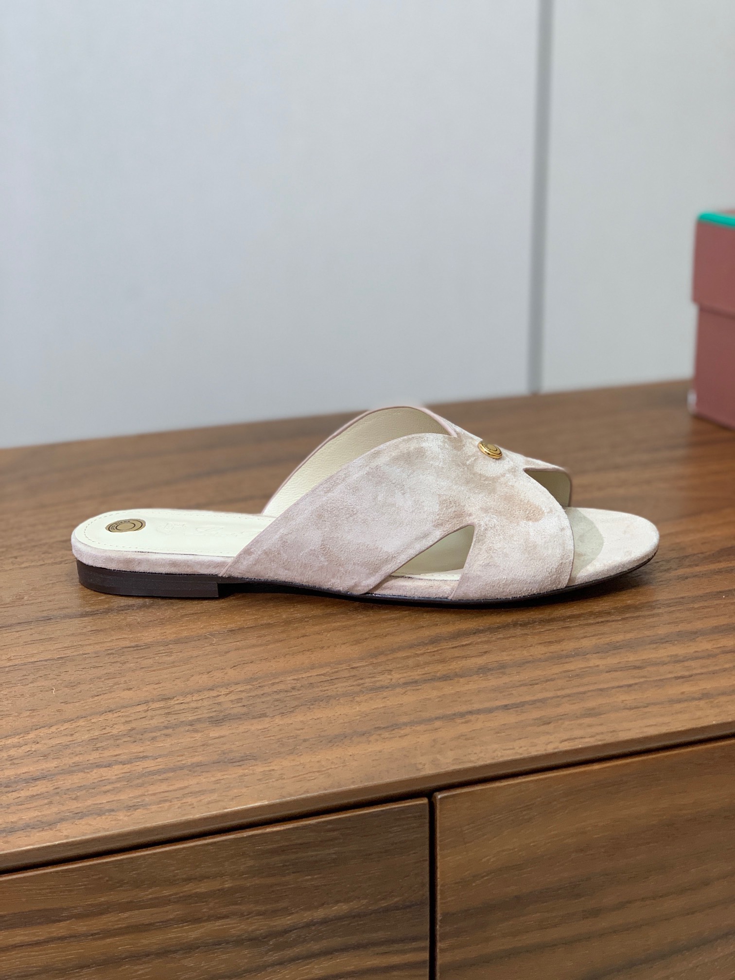 【Loro Piana】经典复古绝美平底拖鞋。简约即时髦、松弛的高级感。感受夏日感高级穿搭。面料羊京，内