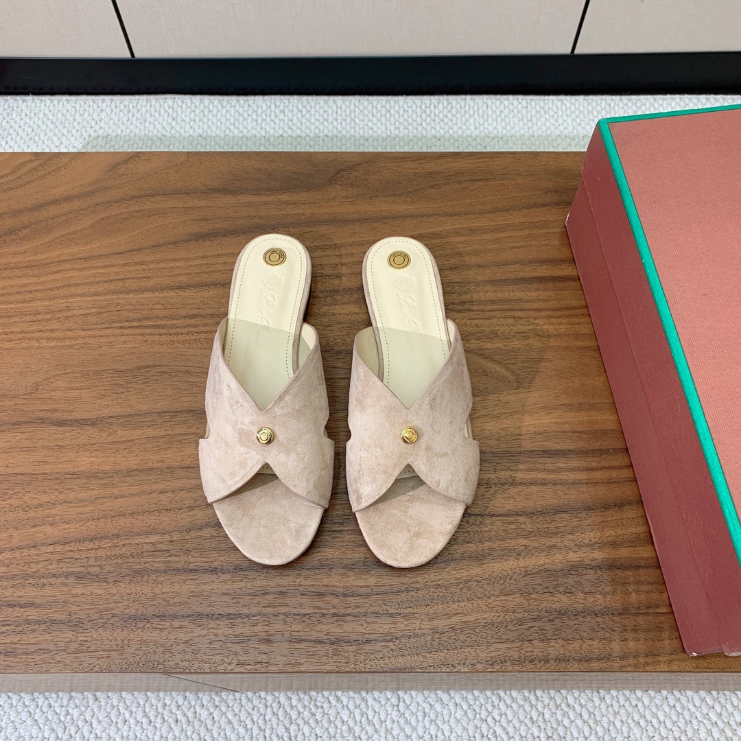 【Loro Piana】经典复古绝美平底拖鞋。简约即时髦、松弛的高级感。感受夏日感高级穿搭。面料羊京，内