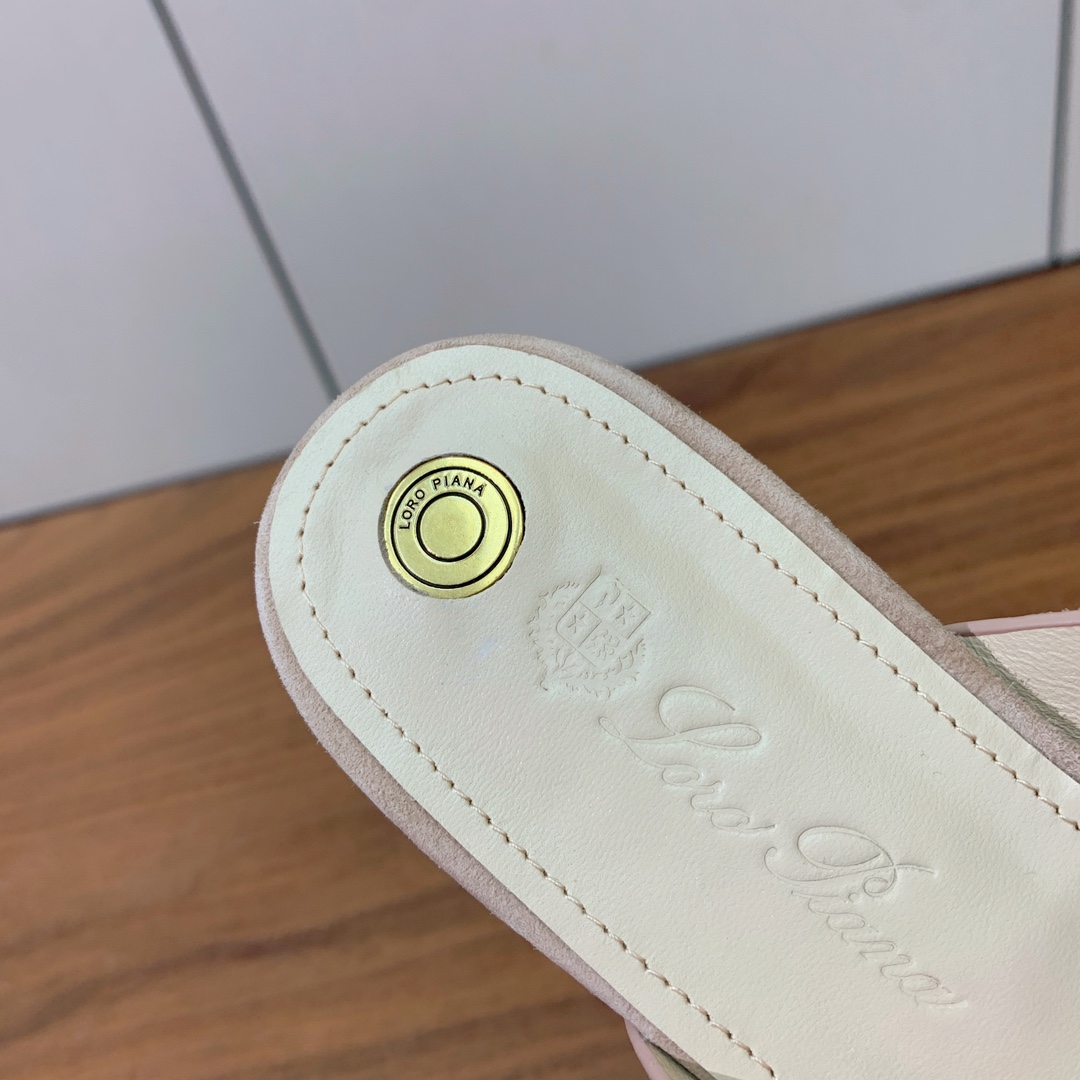 【Loro Piana】经典复古绝美平底拖鞋。简约即时髦、松弛的高级感。感受夏日感高级穿搭。面料羊京，内