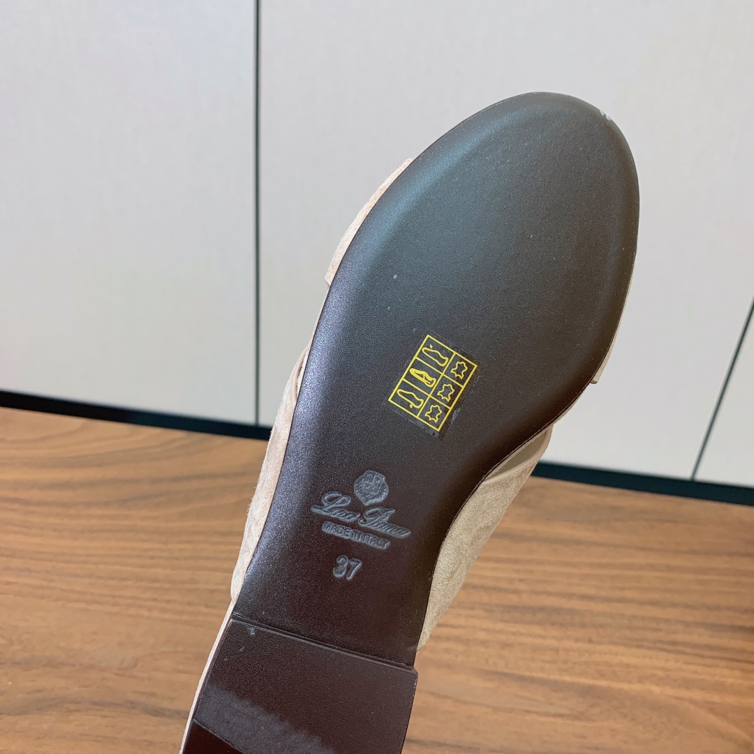 【Loro Piana】经典复古绝美平底拖鞋。简约即时髦、松弛的高级感。感受夏日感高级穿搭。面料羊京，内