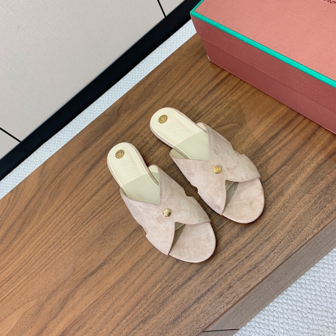 【Loro Piana】经典复古绝美平底拖鞋。简约即时髦、松弛的高级感。感受夏日感高级穿搭。面料羊京，内